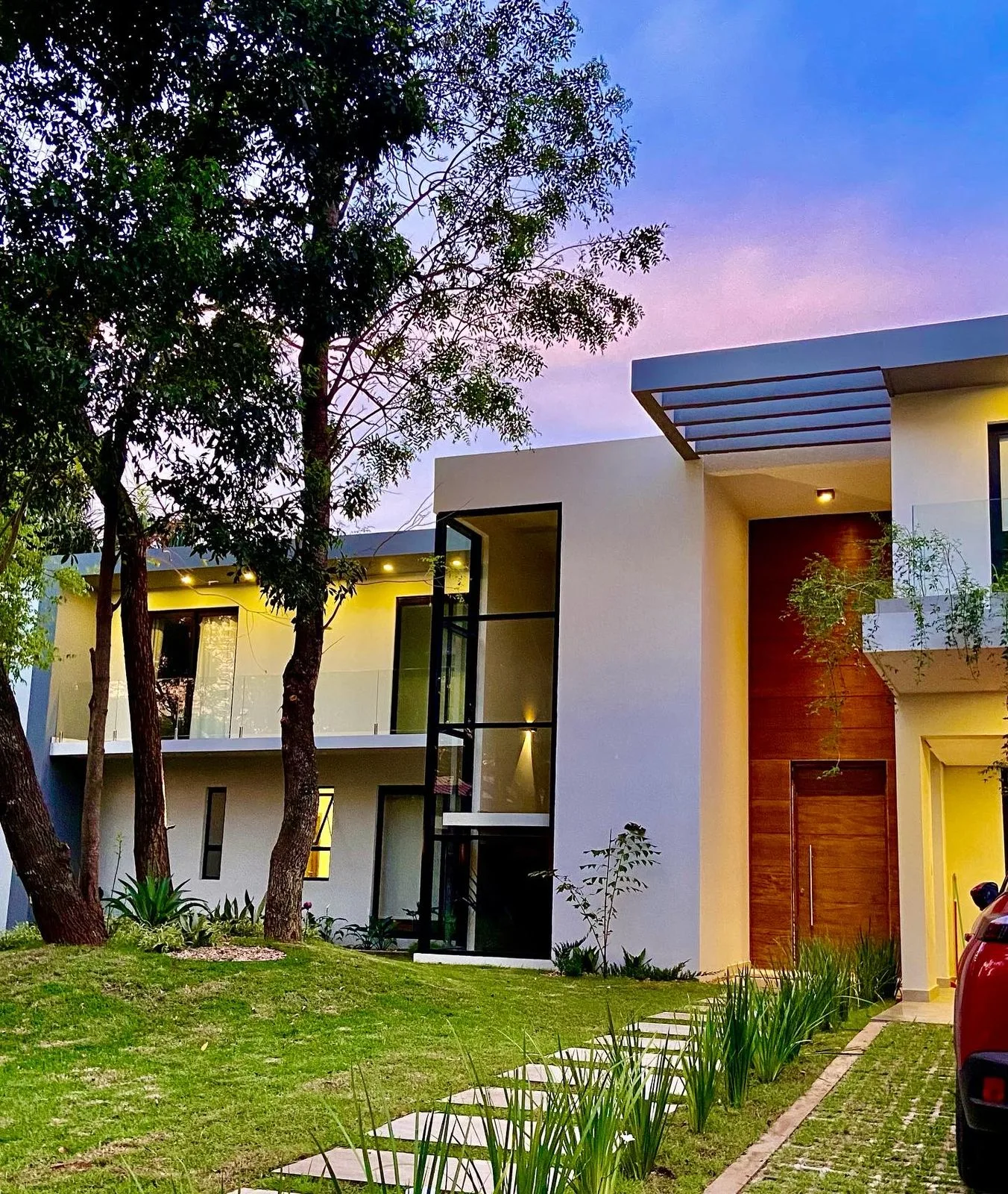 Residencia de Lujo en Venta en Surubi’i – Mariano Roque Alonso | 1.600 m² de Terreno, Piscina y Exclusividad — Surubi'i
