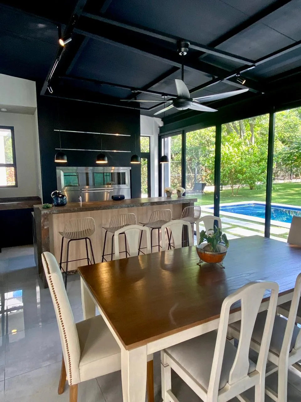 Residencia de Lujo en Venta en Surubi’i – Mariano Roque Alonso | 1.600 m² de Terreno, Piscina y Exclusividad — foto 7
