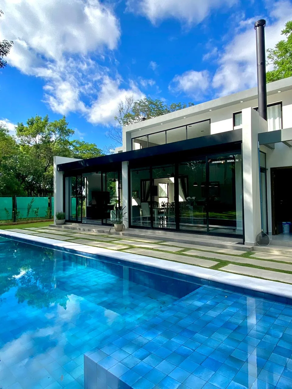 Residencia de Lujo en Venta en Surubi’i – Mariano Roque Alonso | 1.600 m² de Terreno, Piscina y Exclusividad — foto 12