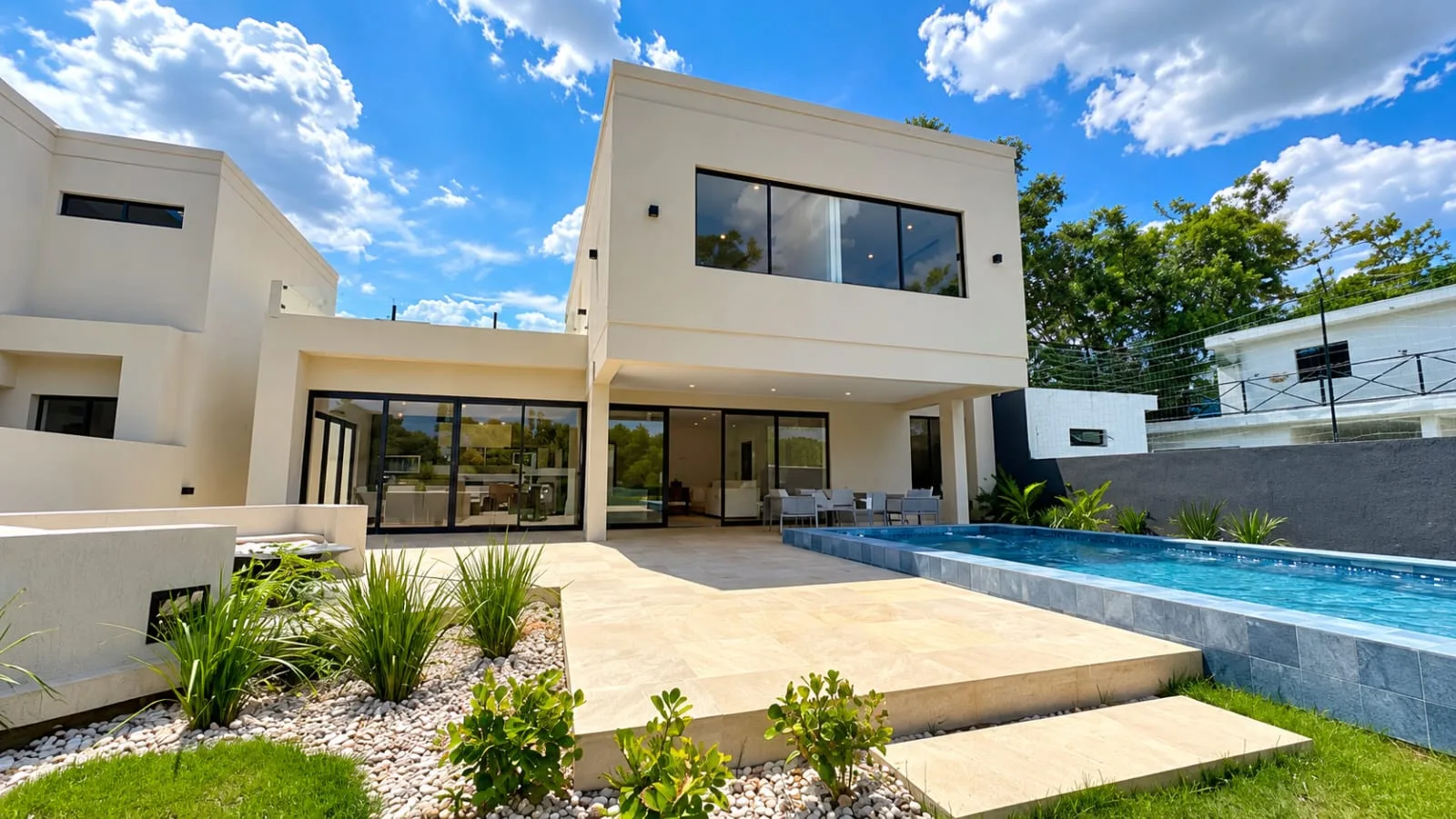 Casa Moderna en Venta en San Bernardino con Piscina, Quincho y 4 Dormitorios — San Bernardino