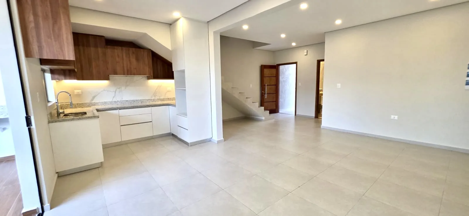 Dúplex a Estrenar en Venta en Altos del Golf, Lambaré | 4 Dormitorios, Quincho y Apto para Crédito Bancario — foto 3