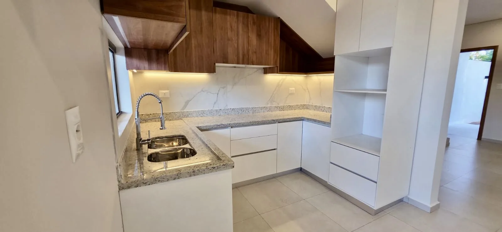 Dúplex a Estrenar en Venta en Altos del Golf, Lambaré | 4 Dormitorios, Quincho y Apto para Crédito Bancario — foto 4