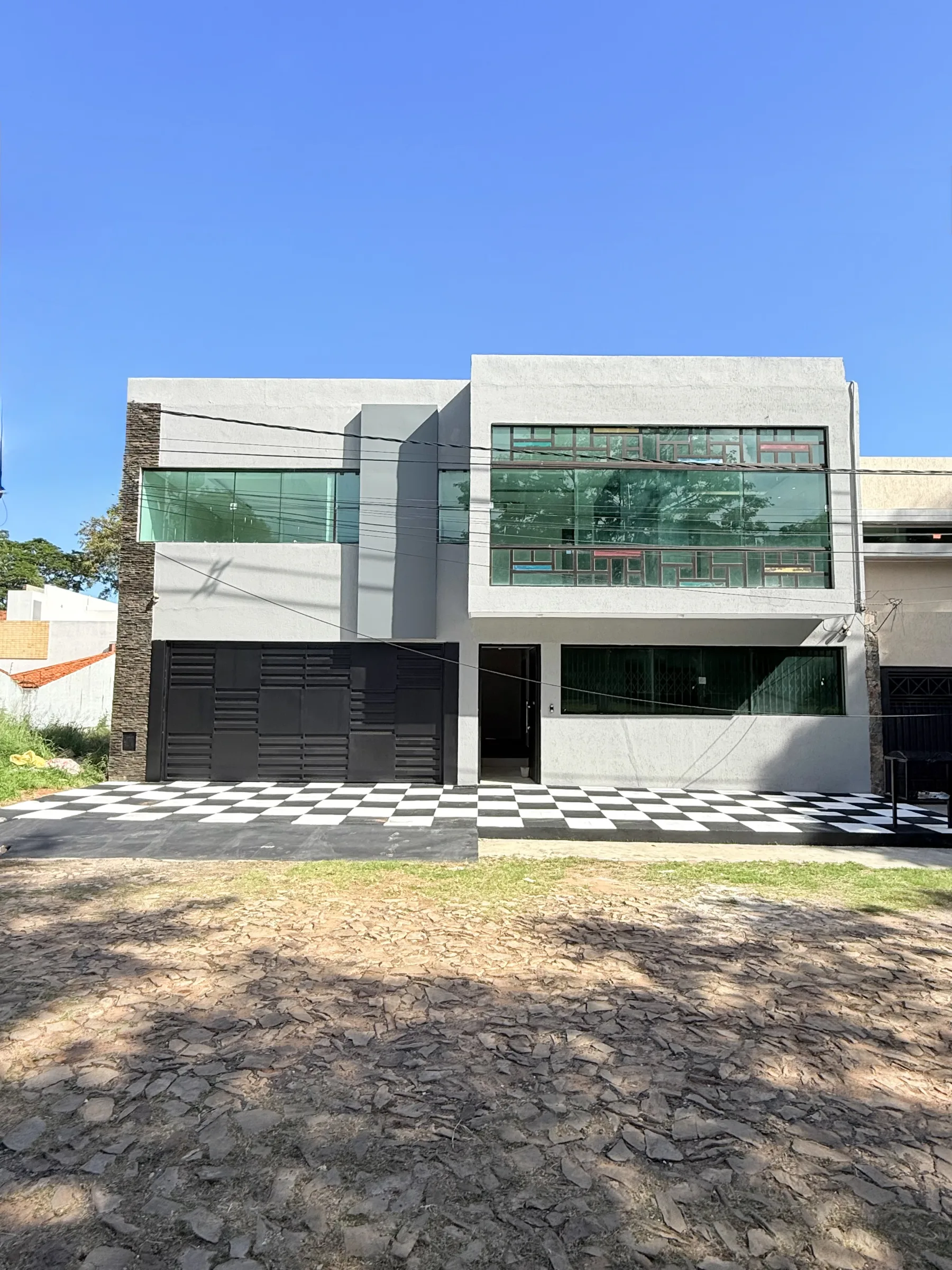 Residencia de Lujo en Venta de 400 m² | 4 Suites, Piscina, Gimnasio y Terraza – USD 210.000 — Lambaré