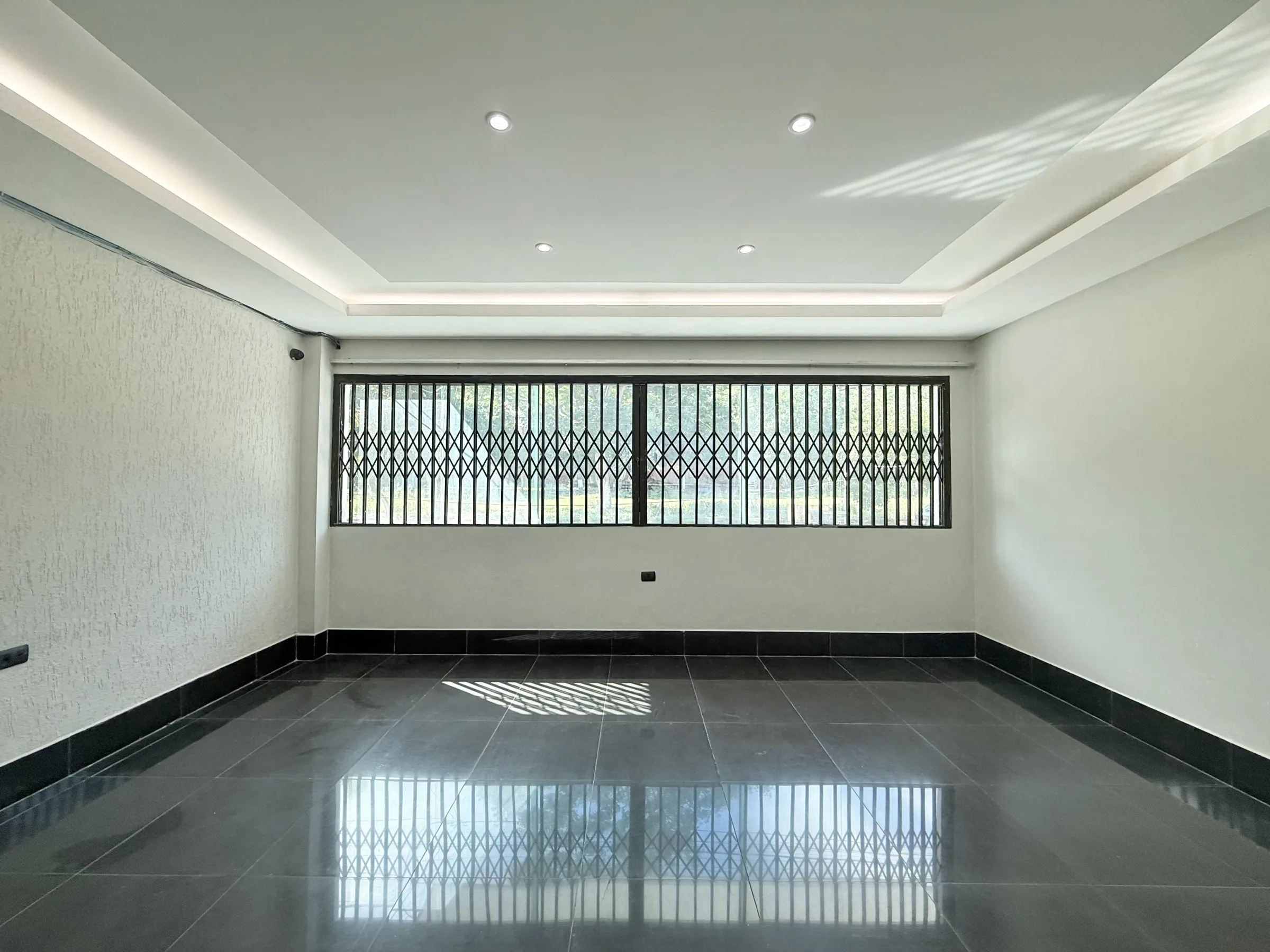 Residencia de Lujo en Venta de 400 m² | 4 Suites, Piscina, Gimnasio y Terraza – USD 210.000 — foto 3