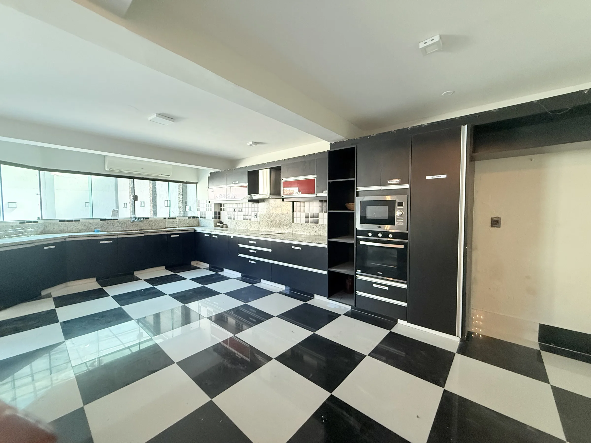 Residencia de Lujo en Venta de 400 m² | 4 Suites, Piscina, Gimnasio y Terraza – USD 210.000 — foto 4