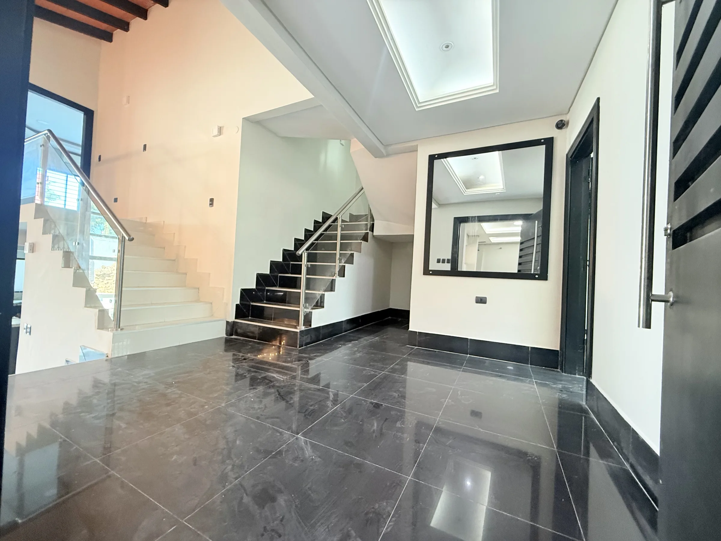 Residencia de Lujo en Venta de 400 m² | 4 Suites, Piscina, Gimnasio y Terraza – USD 210.000 — foto 6