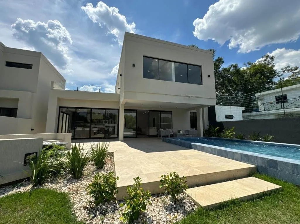 Casa Moderna en Venta en San Bernardino con Piscina, Quincho y 4 Dormitorios — San Bernardino