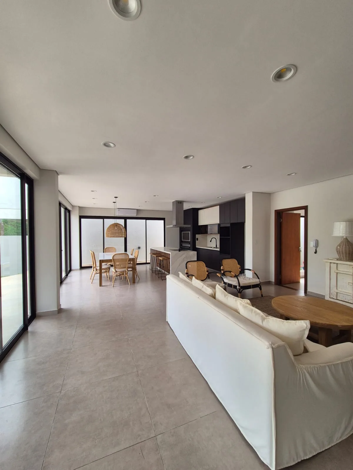 Casa Moderna en Venta en San Bernardino con Piscina, Quincho y 4 Dormitorios — foto 2